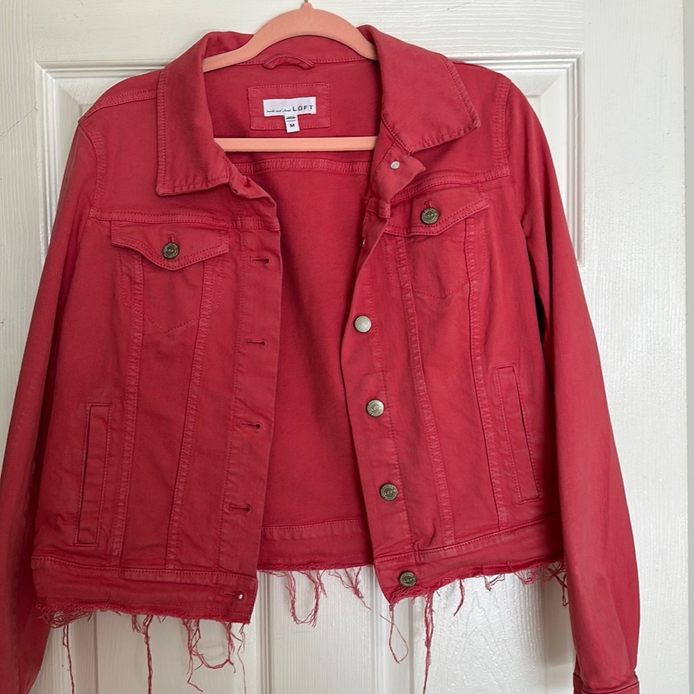 💕☀️🌈☀️💕Loft Brand Short Jean Jacket threaded bottom Great for Spring/Summer